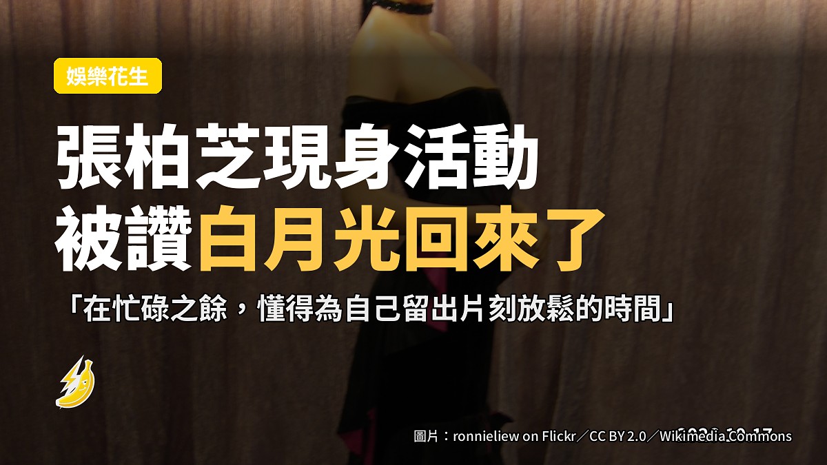 一件簡約白色長裙掛喺衣架上,背景乾淨,象徵簡約優雅。