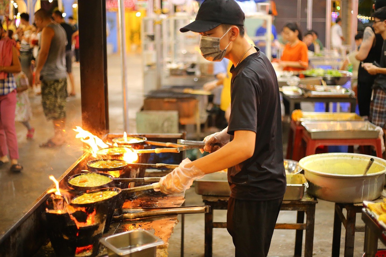 寧波夜市00後帥哥賣雞飯日賣130份 女友扮芭比娃娃推爆他