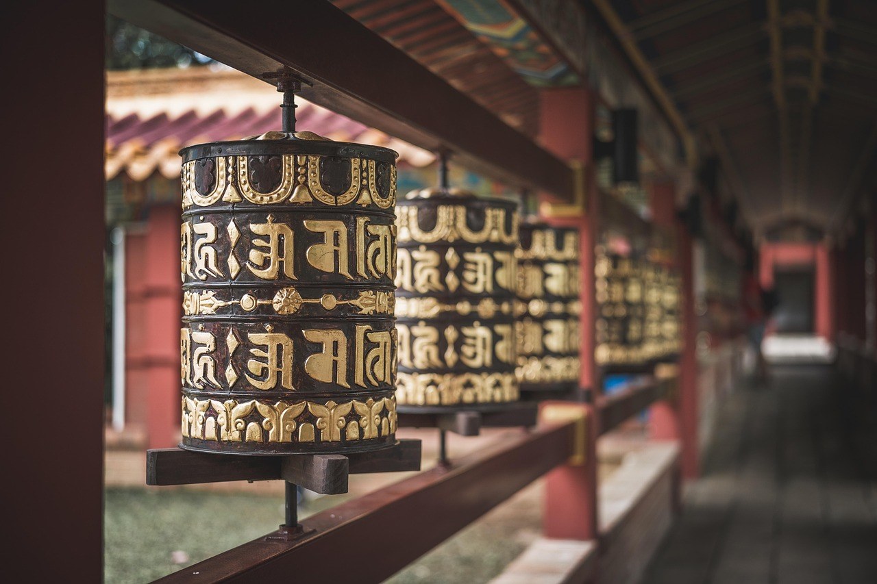 韓國《山寺》網頁遊戲爆紅：10萬人同日線上跪拜，小沙彌都要排隊進大殿