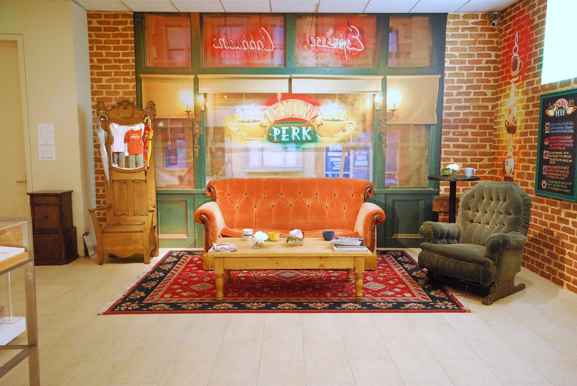 《Friends》戲班20年後齊入Matthew Perry葬禮，手牽手圍住棺材