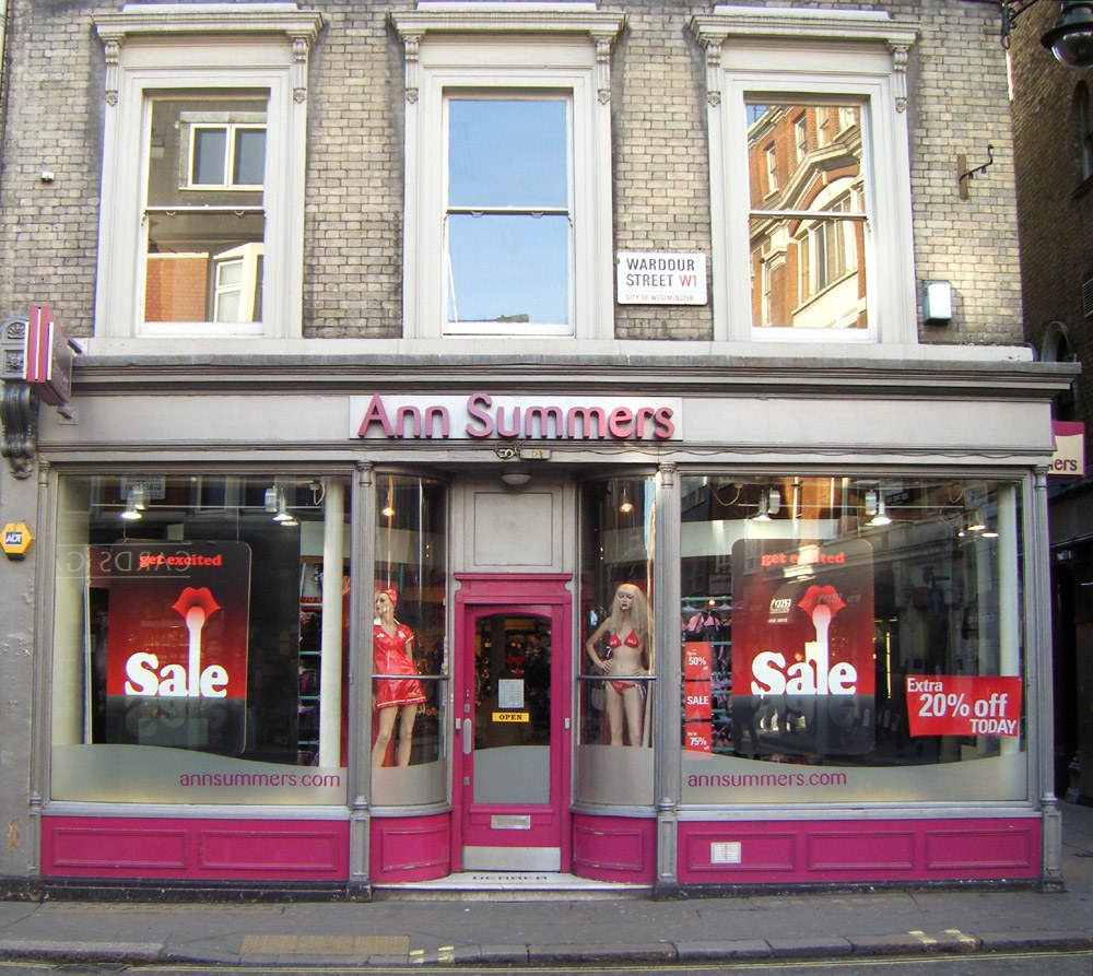 英國 Ann Summers 成人聖誕花車半價，內含款「被單下好靜」嘅玩具