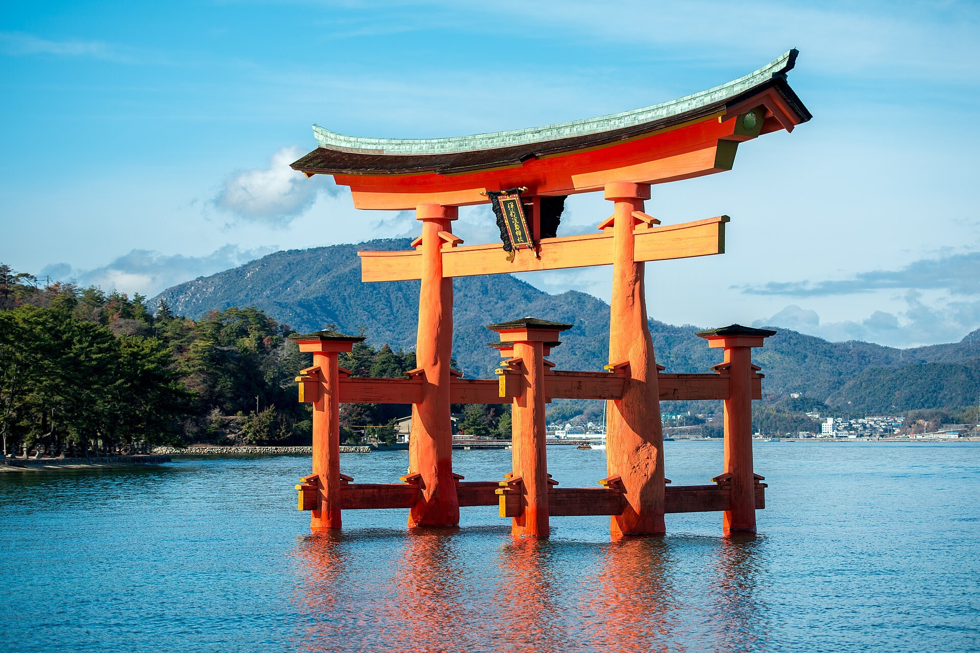 朱紅色鳥居千幾年震唔倒，原來底下有隻「空心石」做避震