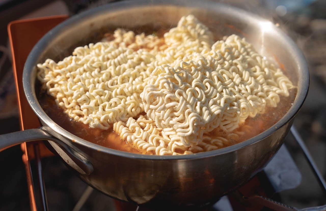 阿媽一直冷水先落即食麵，佢女40年都未留意過，网民大辯